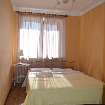 Apart na Himnaziinoi naberezhnii Apartment Harkiv Exterior foto